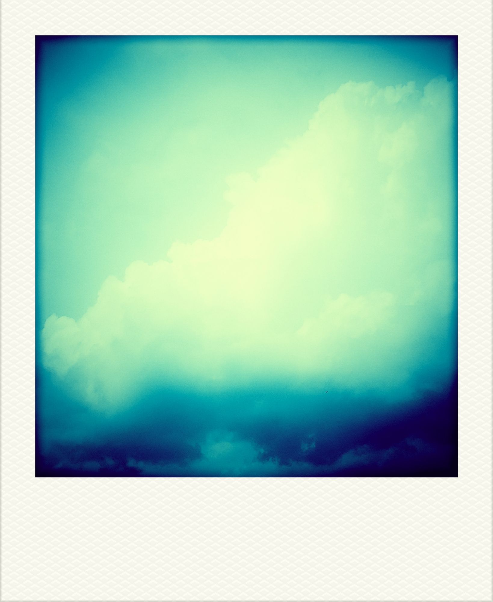 Farblich verfremdete Wolken. Polaroid-Effekt.