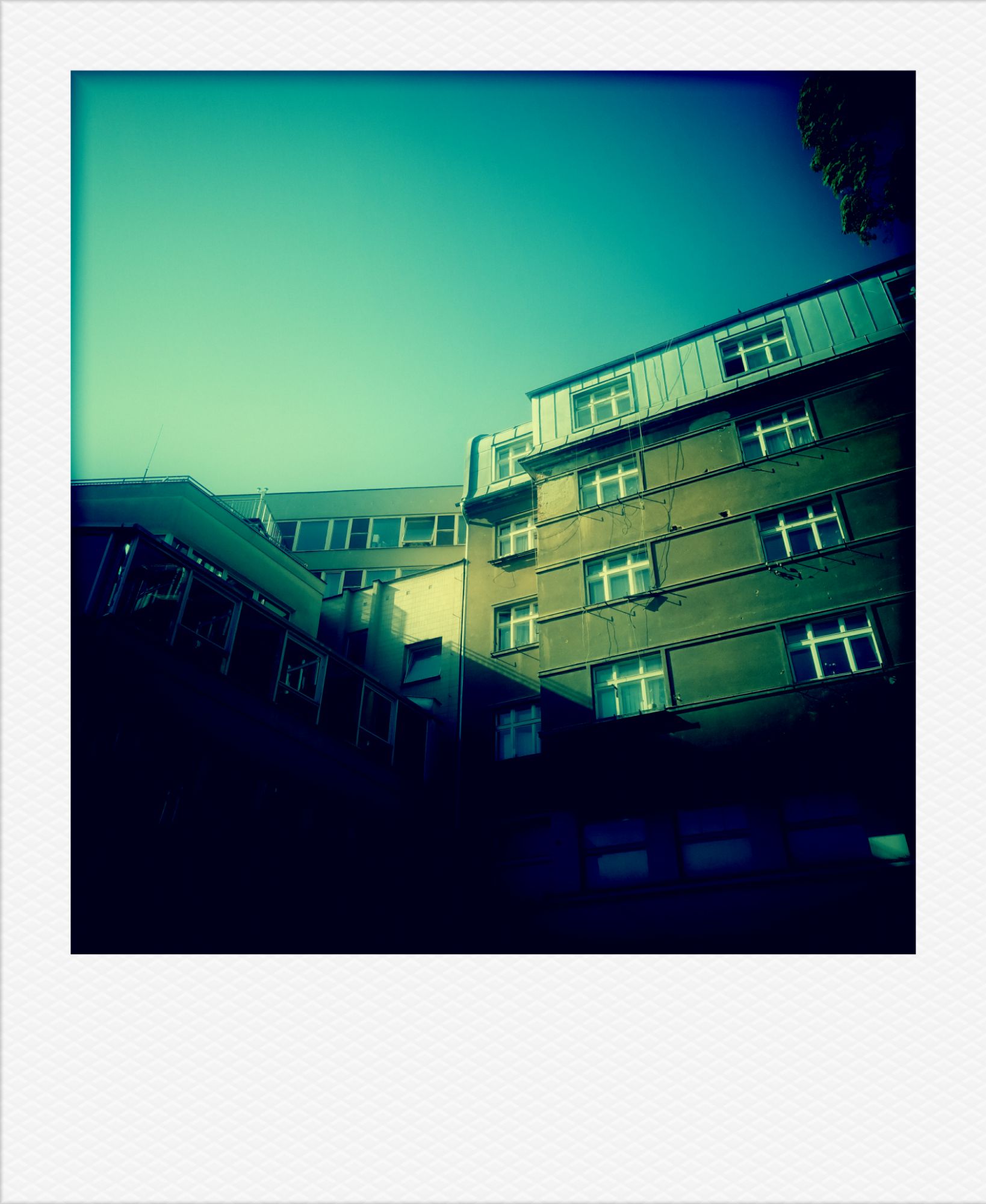 Fassaden verschiedener Alter unter blauem Himmel. Vintage-Effekt.