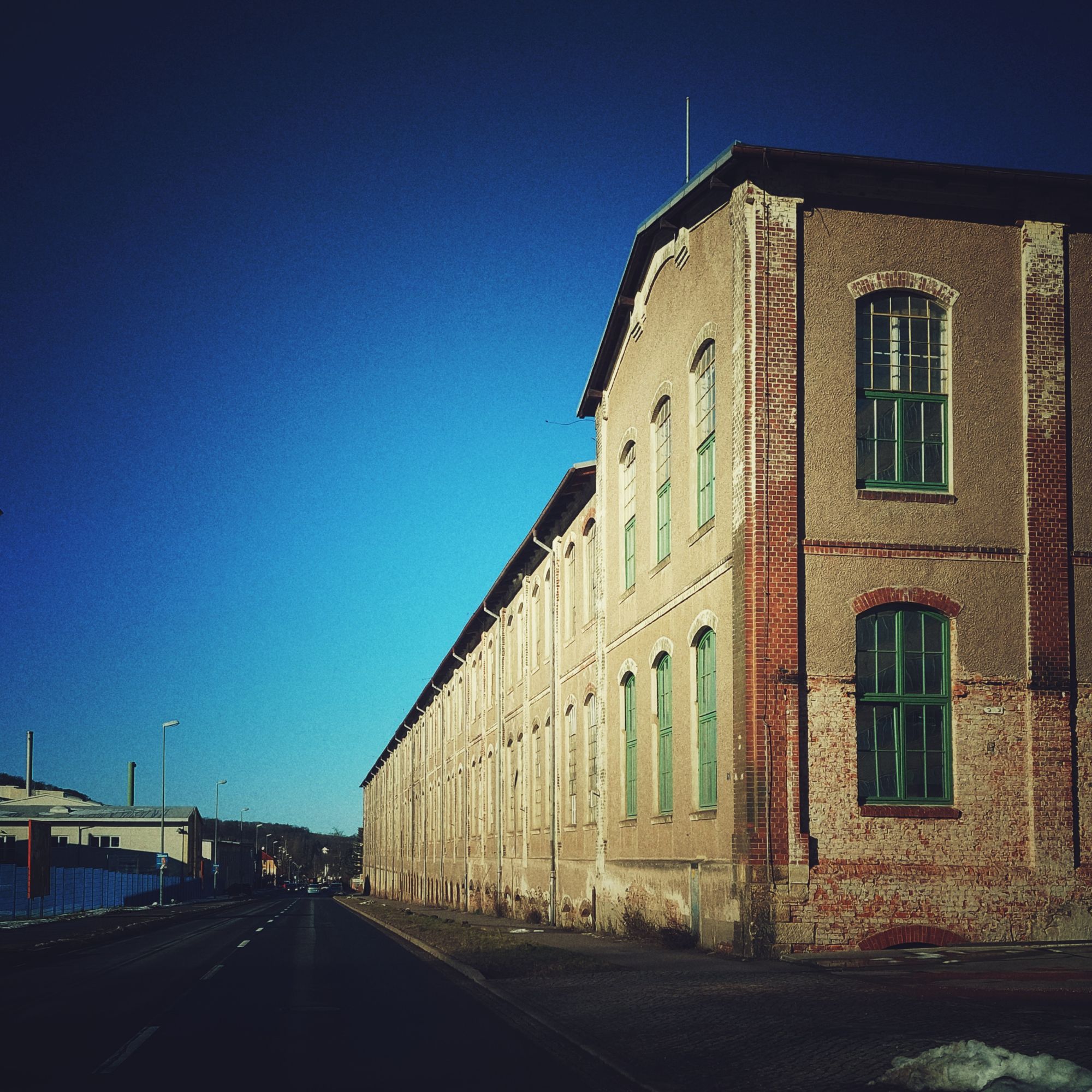 Ein altes Fabrikgebäude in Nachmittagssonne.