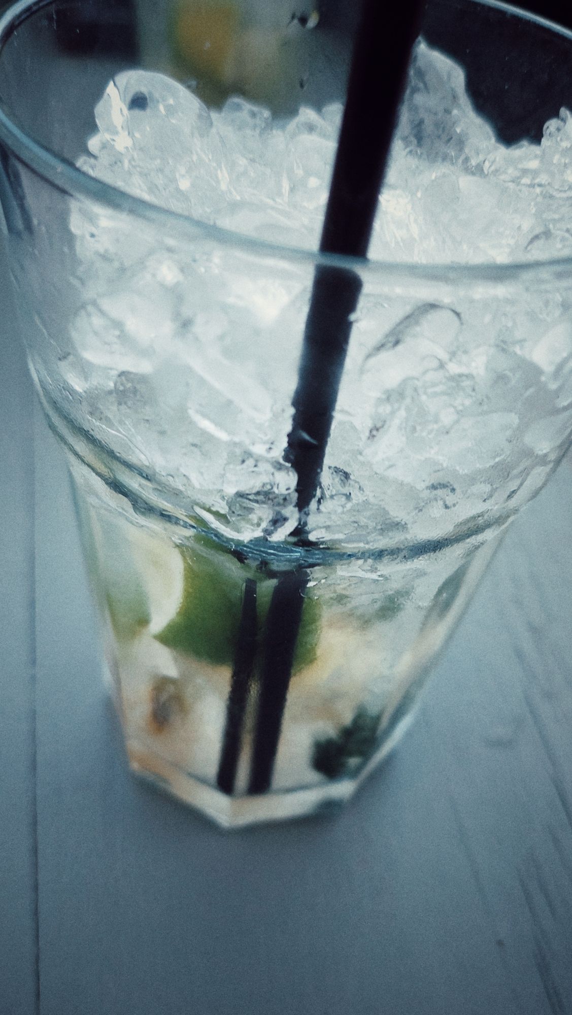 Ein Glas. Eis. Limone. 