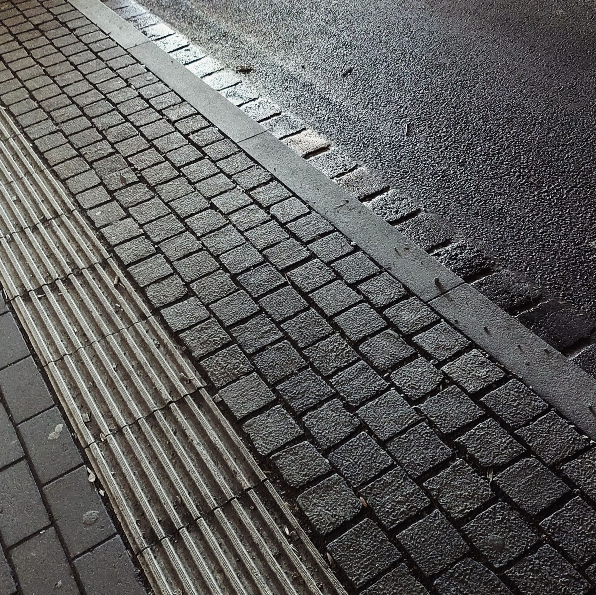 Verschiedene Arten von Straßenbelag im Licht des Abendverkehrs.