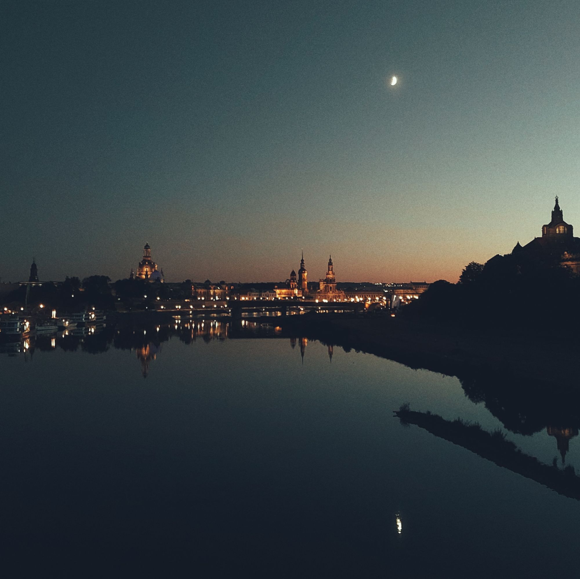 Altstadt-Skyline. Mond. Fluss.
